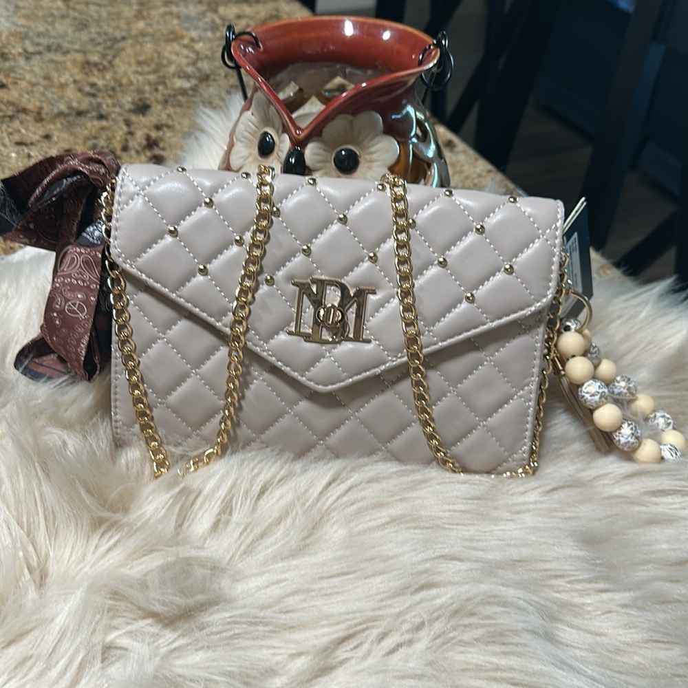 NWT Badgley Mischka Quilted Crossbody Bag in Cream w/bag charm and Twilly